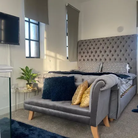 3 Floor Prestigious Penthouse * Bradford (West Yorkshire)